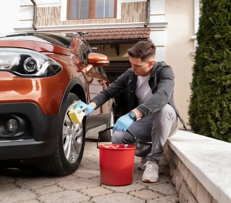 Lavage auto à domicile Les Baux-de-Provence : professionnel intervenant sur un véhicule